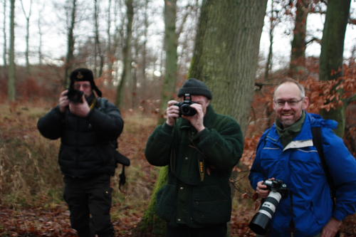 3 Naturfotografer; Steen Drozd Lund, Jens Stolt og Henrik Bringse fra skoven bag Bromlle Kro, Store mosen, Vestsjlland. d. 1 December 2007. Fotograf: Lars Andersen