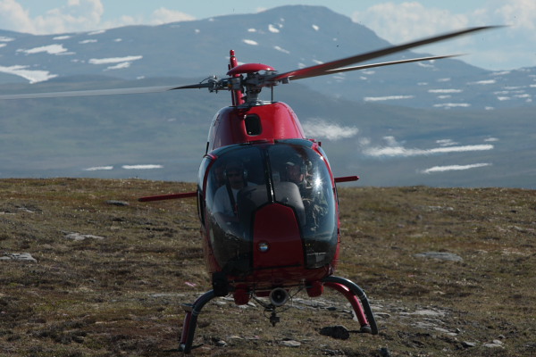 Helikopter lander med 3 samlere ombord. Borrasacohkka, Jukkasjärvi,Bihppas, Sapmi/Lappland, Sverige. d. 3 juli 2008. fotograf: Lars Andersen