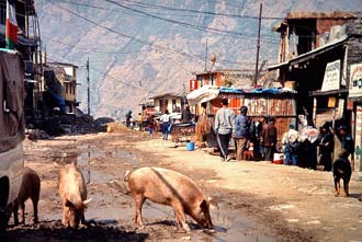 Hovedgaden igennem Dhunche, Langtang, Nepal i 2000 m. februar 2000. Fotograf: Lars Andersen