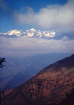 Bjergene inde i Tibet set fra Dhunche, Langtang, Nepal i 2000 m. februar 2000. Fotograf: Lars Andersen