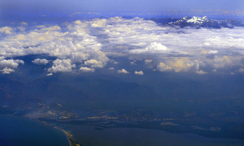 Tardecer a la Cienaga Grande de Santa Marta, Mar Caribe, Colombia. And the city is behind the Cienaga. Mount Pico Bolvar in Venezuela in the background the distant horizon. d.  16 February 2012. Photographer: Lars Andersen