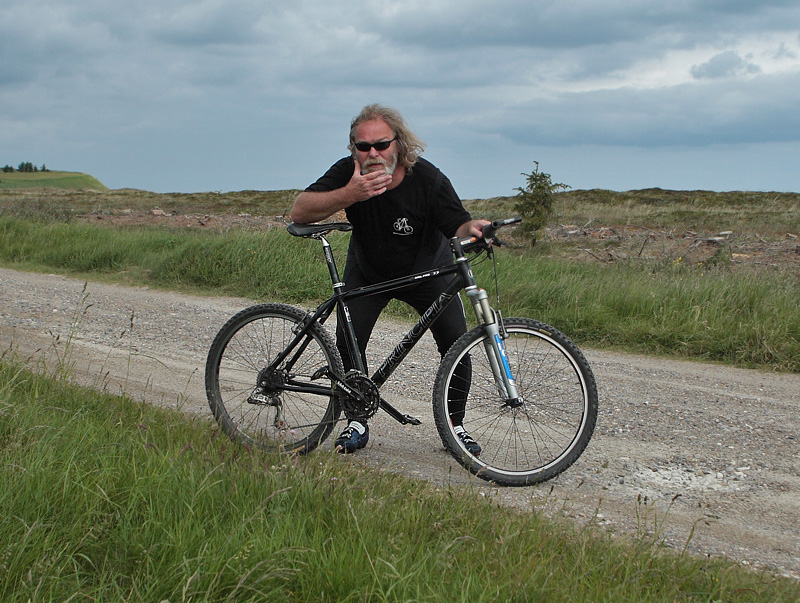 Lars Andersen kørte rundt på en MTB for at komme ud på de mere afsides lokaliteter for at finde Hedepletvinge. Vigsø d. 13 juni 2012. Fotograf; Lars Andersen