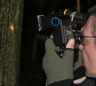 Troells Melgaard ved at fotografere en frostmler, der er p toppen af kamereaet et hjlpelys, samt en ekstern flash  med ledning som kan vinkles p motivet efter behov. Raadvad 16 marts 2005. Fotograf: Lars Andersen