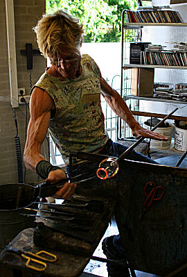 Torben arbejder med glasset, Skagen Glasvrksted, Skagen d. 9 juli 2005. Fotograf: Lars Andersen