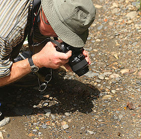 Ib Kreutzer i færd med at fotograferer nogle små takvinger. Tocana, Yungas, Bolivia d. 24 januar 2006. Fotograf: Lars Andersen